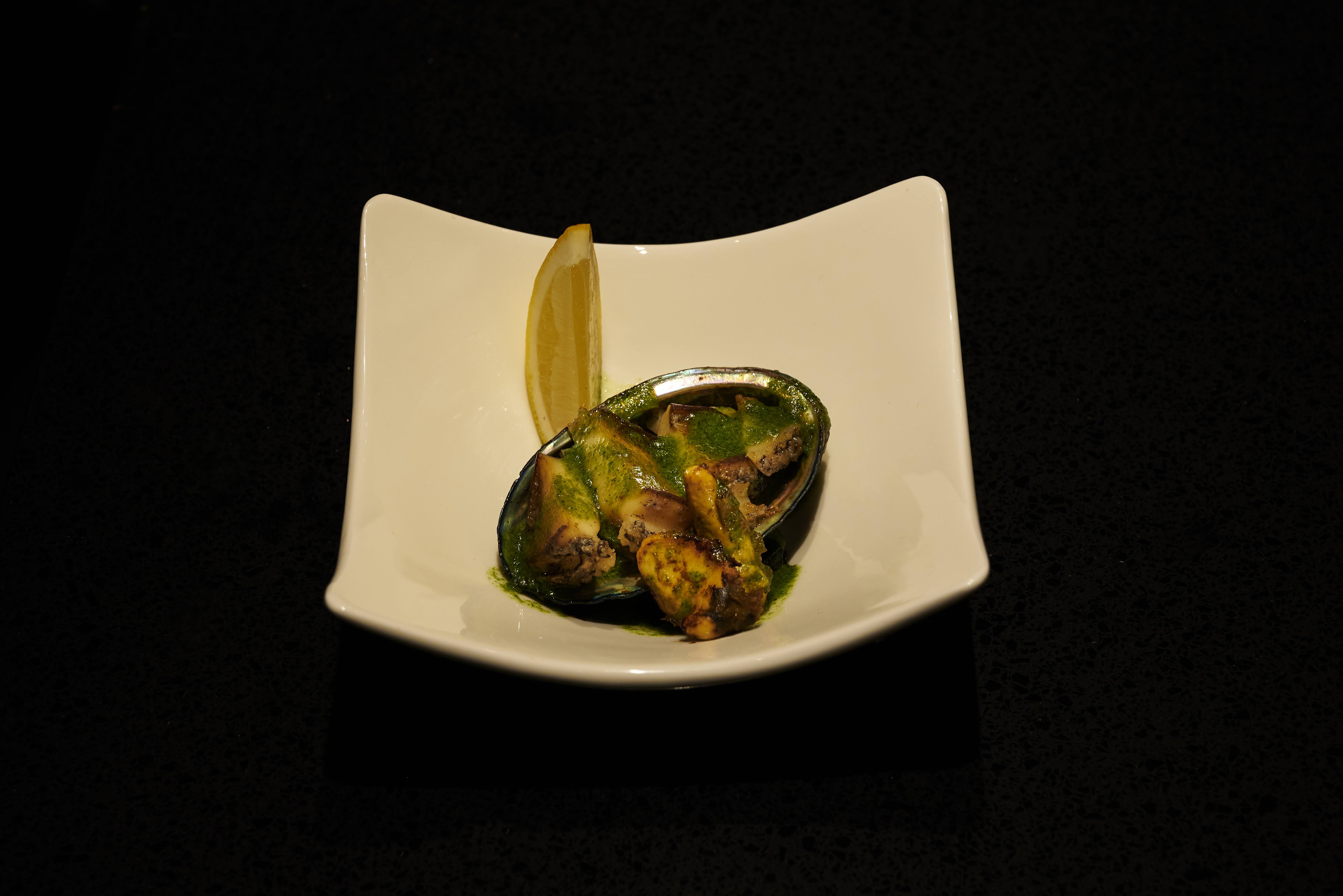 鉄板焼 契 - カウンター席での食事風景