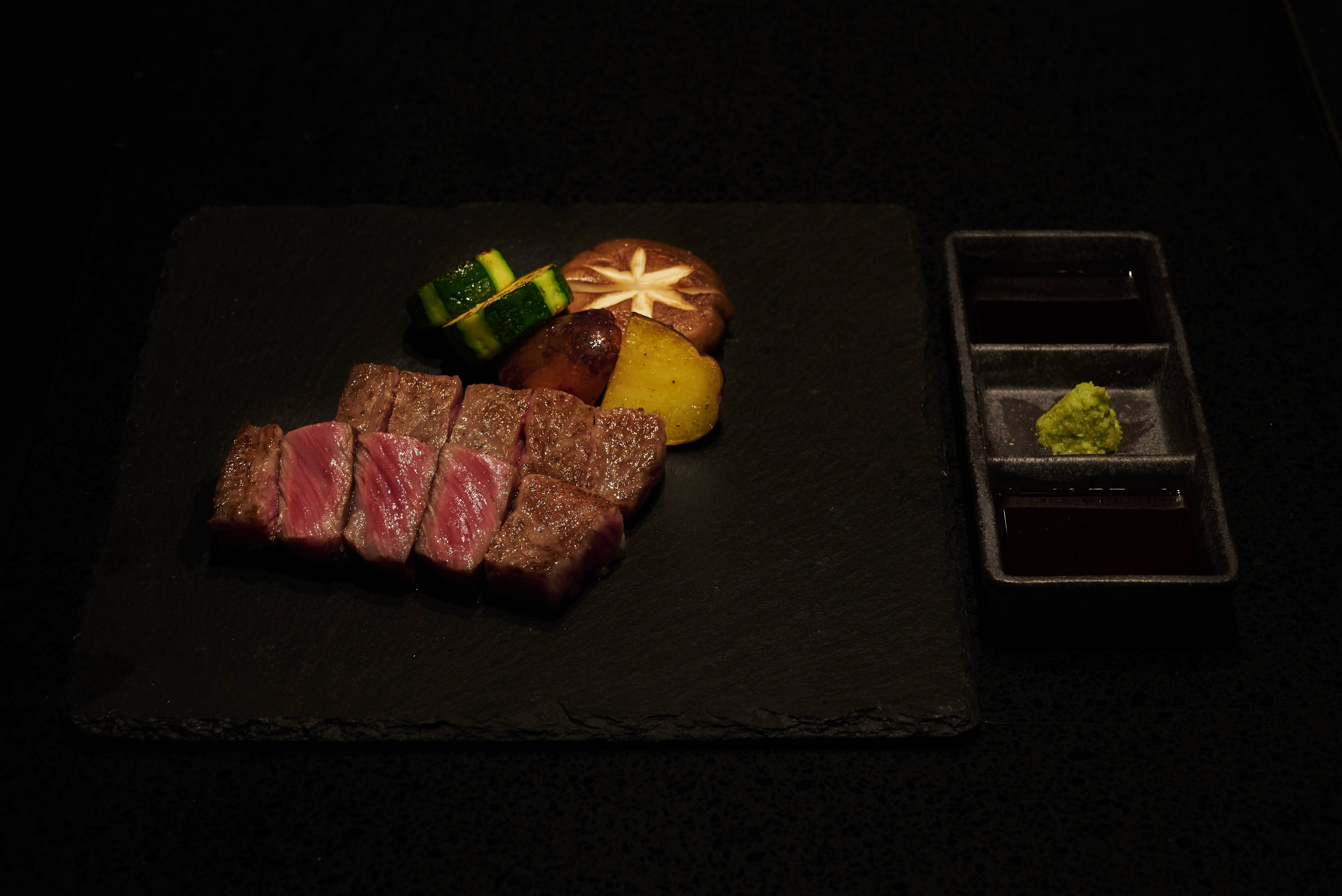 鉄板焼 契 - 炎の演出による臨場感あふれる調理